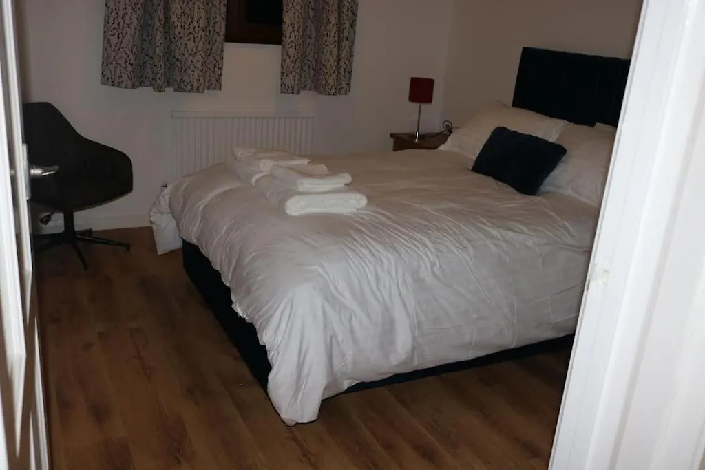 Entire -4 Bedrooms Detached House With Driveway Nottingham