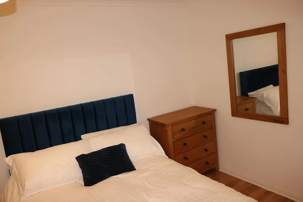 Entire -4 Bedrooms Detached House With Driveway Nottingham