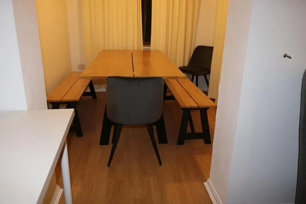 Entire -4 Bedrooms Detached House With Driveway Nottingham