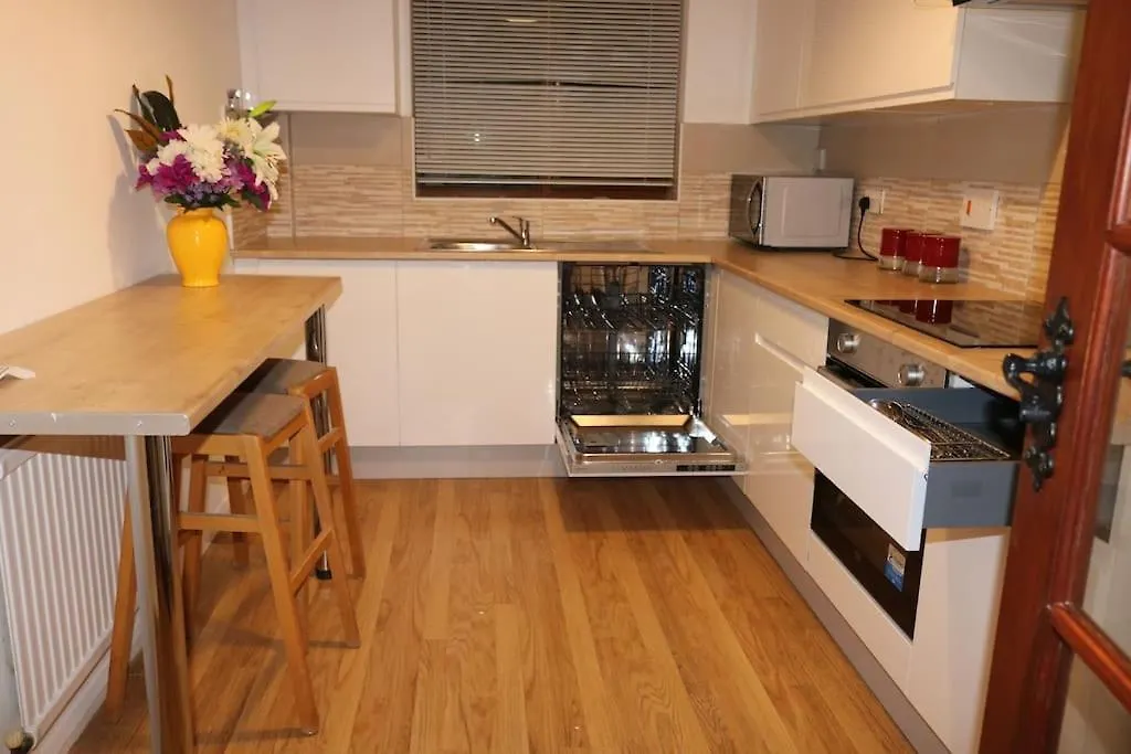 Entire -4 Bedrooms Detached House With Driveway Nottingham 0*,
