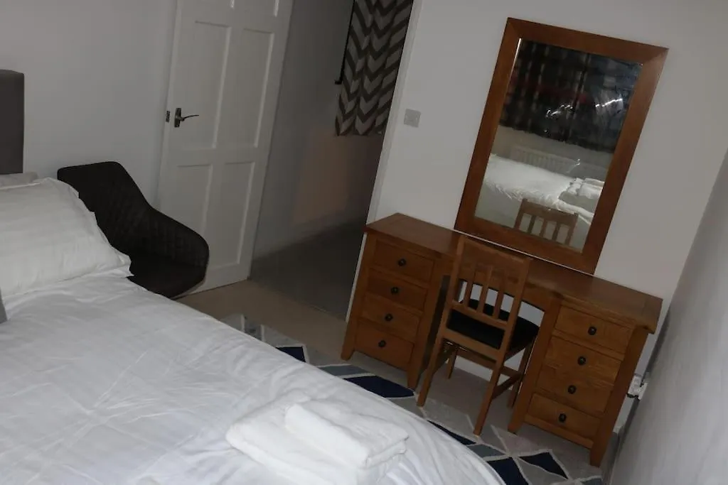 Entire -4 Bedrooms Detached House With Driveway Nottingham Holiday home