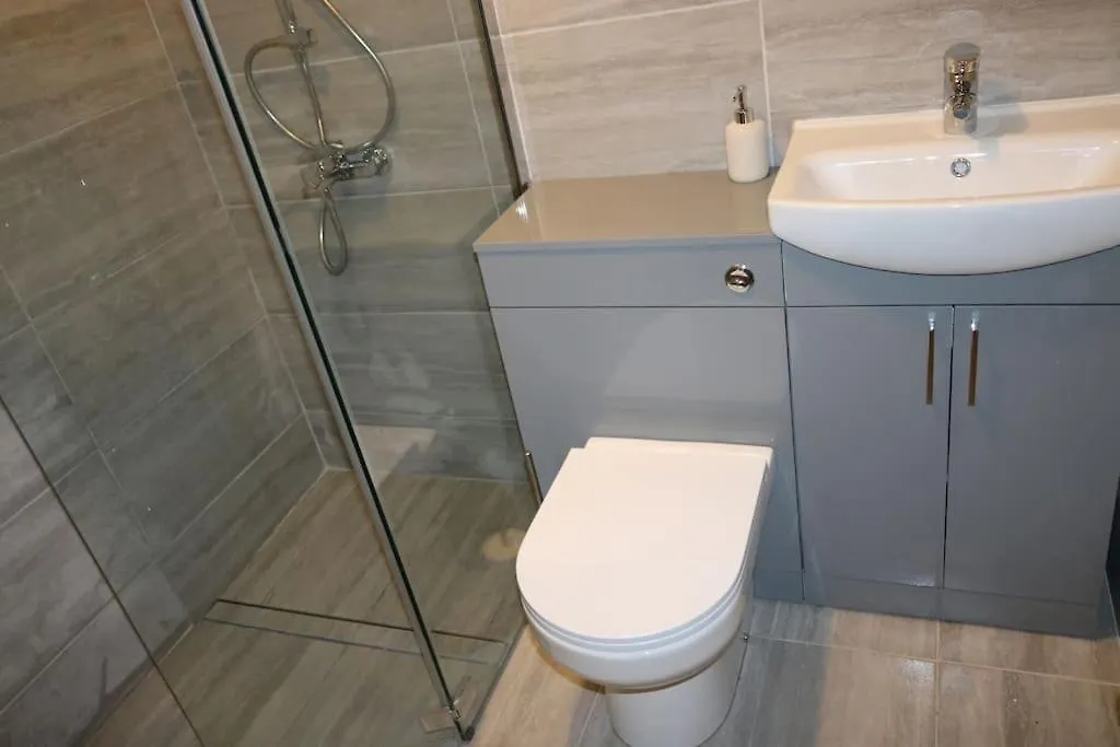 Entire -4 Bedrooms Detached House With Driveway Nottingham United Kingdom