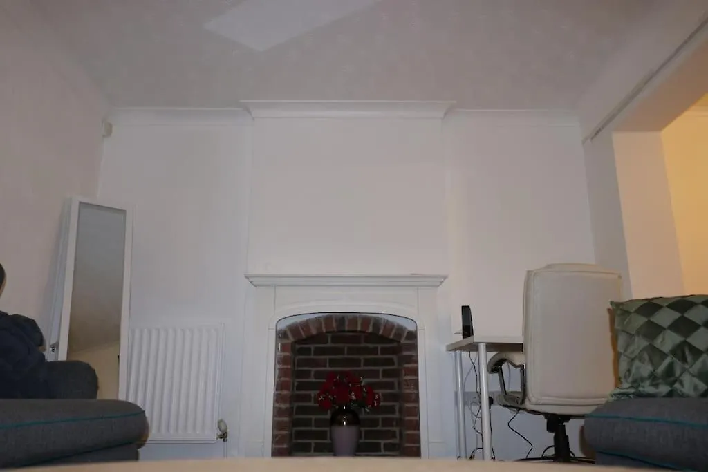 Entire -4 Bedrooms Detached House With Driveway Nottingham