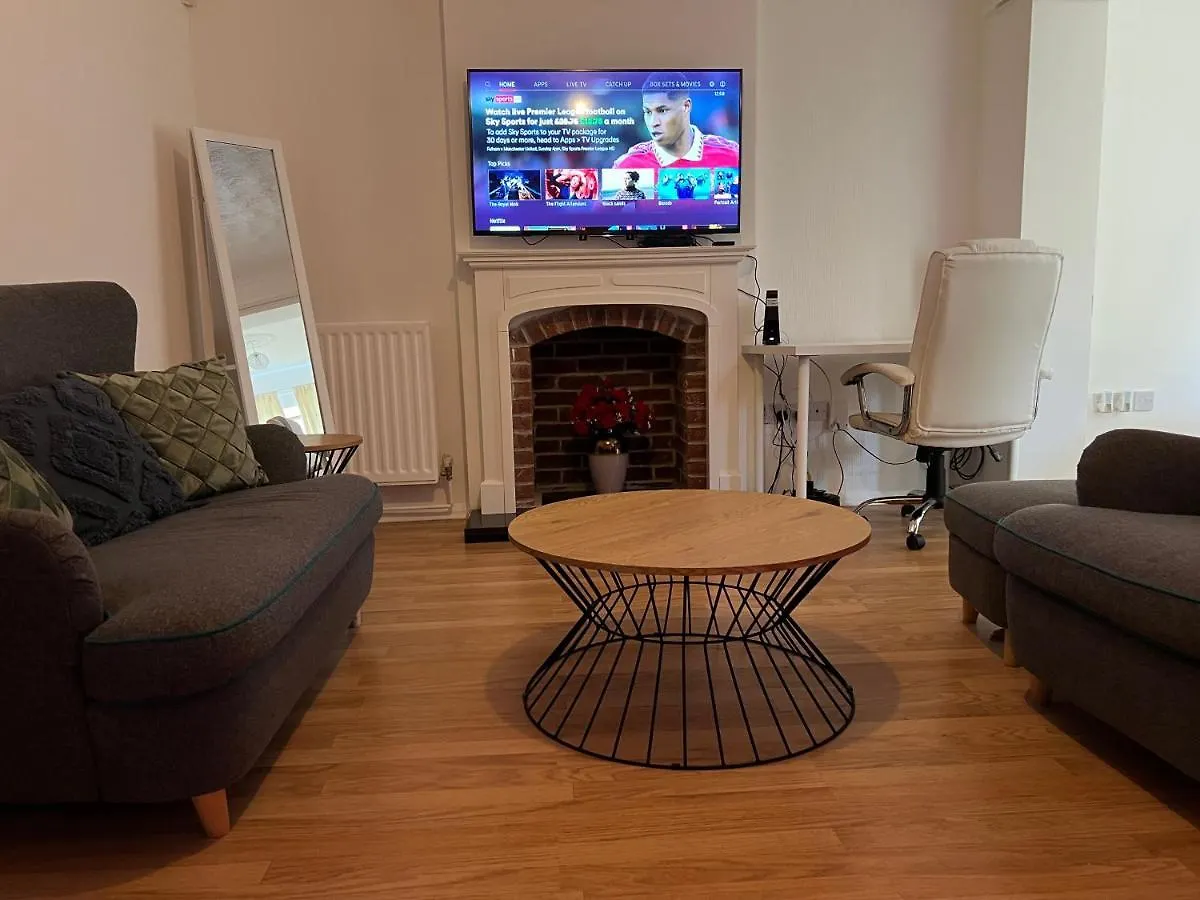 Entire -4 Bedrooms Detached House With Driveway Nottingham Holiday home