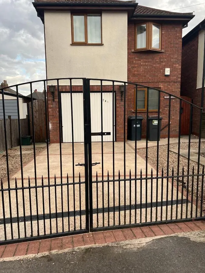 Holiday home Entire -4 Bedrooms Detached House With Driveway Nottingham United Kingdom