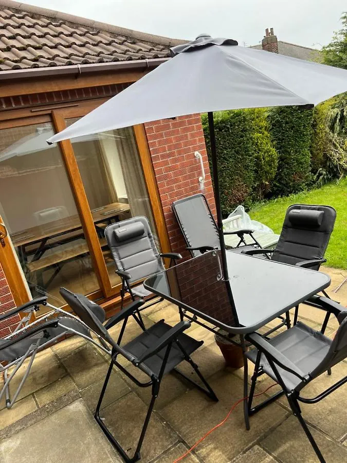 Entire -4 Bedrooms Detached House With Driveway Nottingham Holiday home